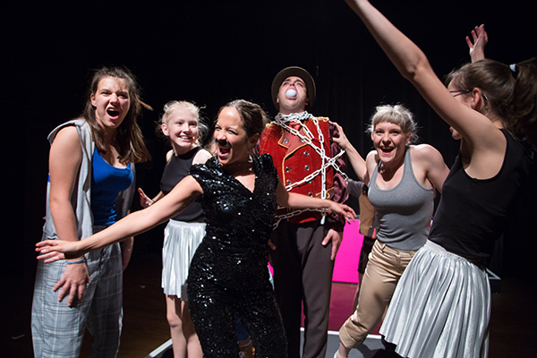 Um Zwei Beginnt Die Revolution C Pablo Leiva 1