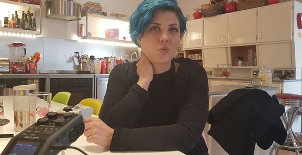 PAENDA beim Interview im Wohnzimmer ihrer Managerin; Foto: Manfred Horak